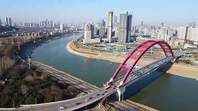 4K武汉晴川网红桥航拍视频视频的预览图